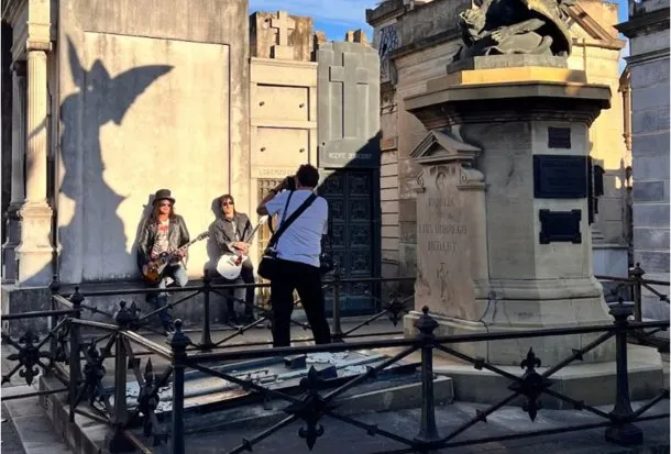 Los guitarristas de Guns N' Roses hicieron una producción de fotos en el Cementerio de la Recoleta