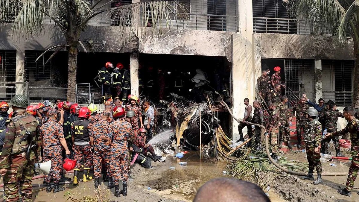 Colisión de un avión en Bangladesh deja al menos 20 muertos