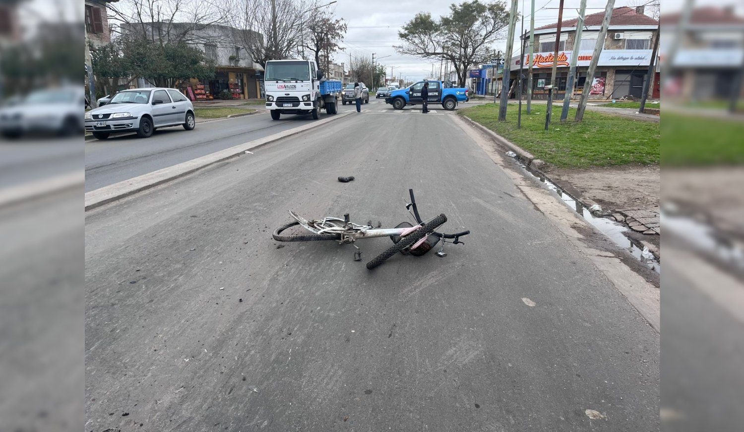 Camión atropelló y mató a un ciclista en Los Hornos y su conductor se dio a la fuga