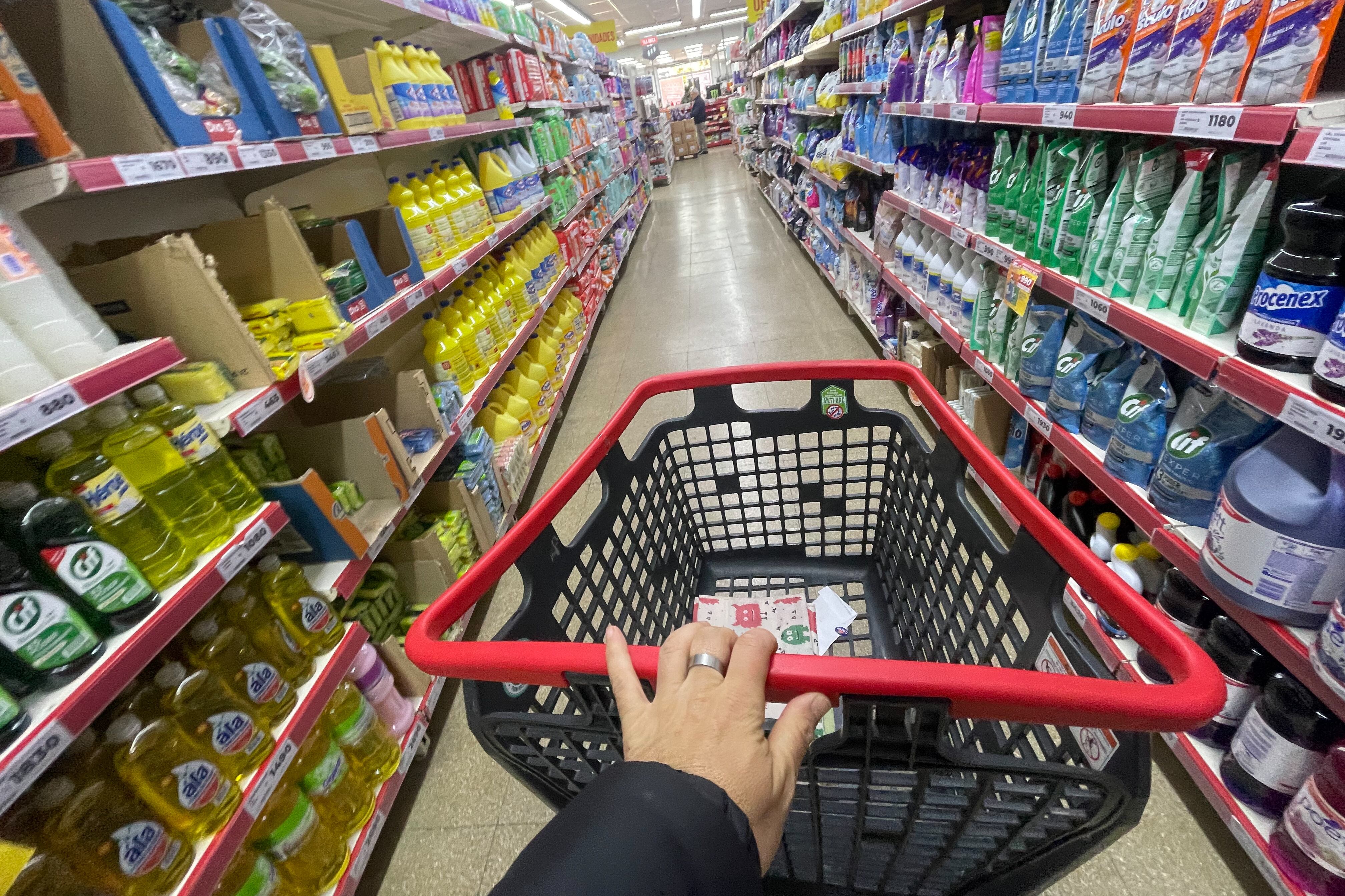 El consumo no repunta y volvieron a caer las ventas en supermercados