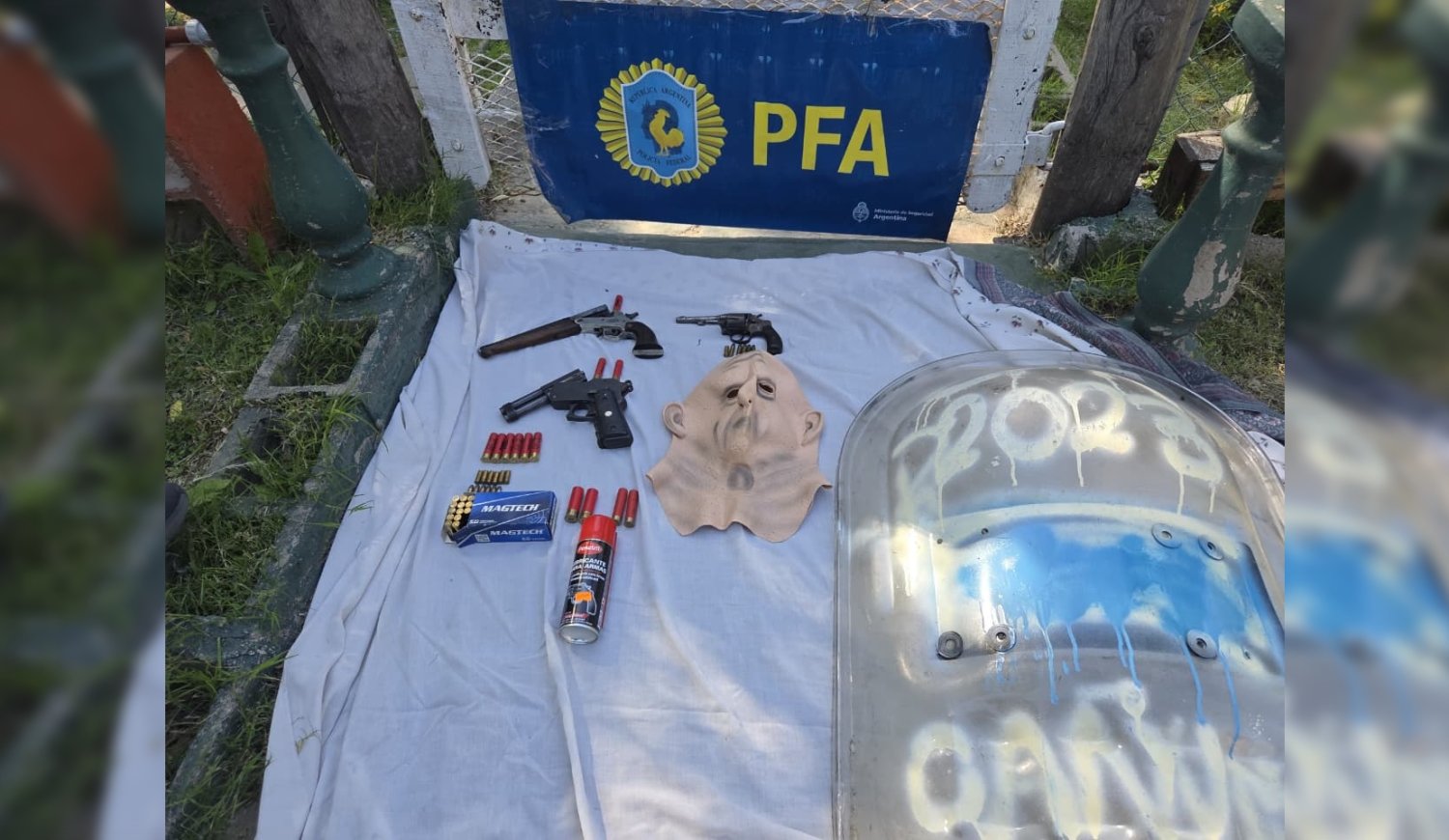 Desarticulan banda que vend&iacute;a armas a narcos