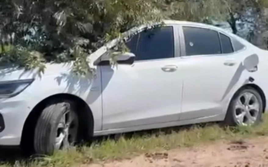 Hallan muertos a un hombre y una mujer de un auto tiroteado