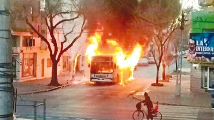 Tensión por un colectivo que se prendió fuego