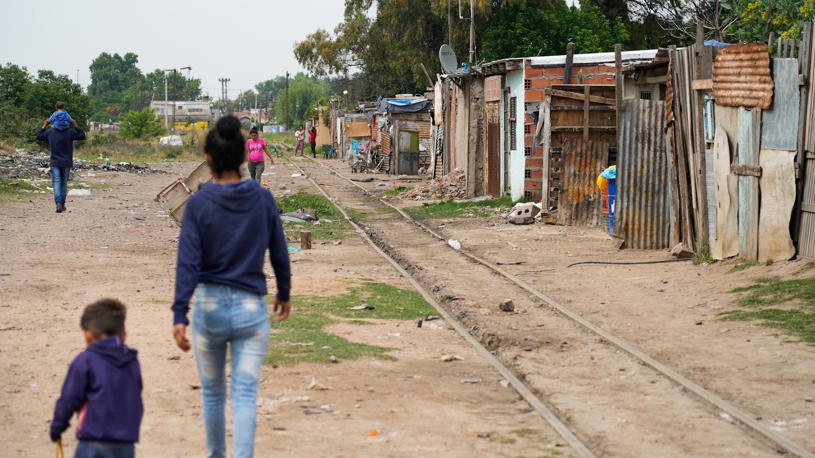 Según el INDEC, bajó la pobreza y alcanza al 31,6 % de la población