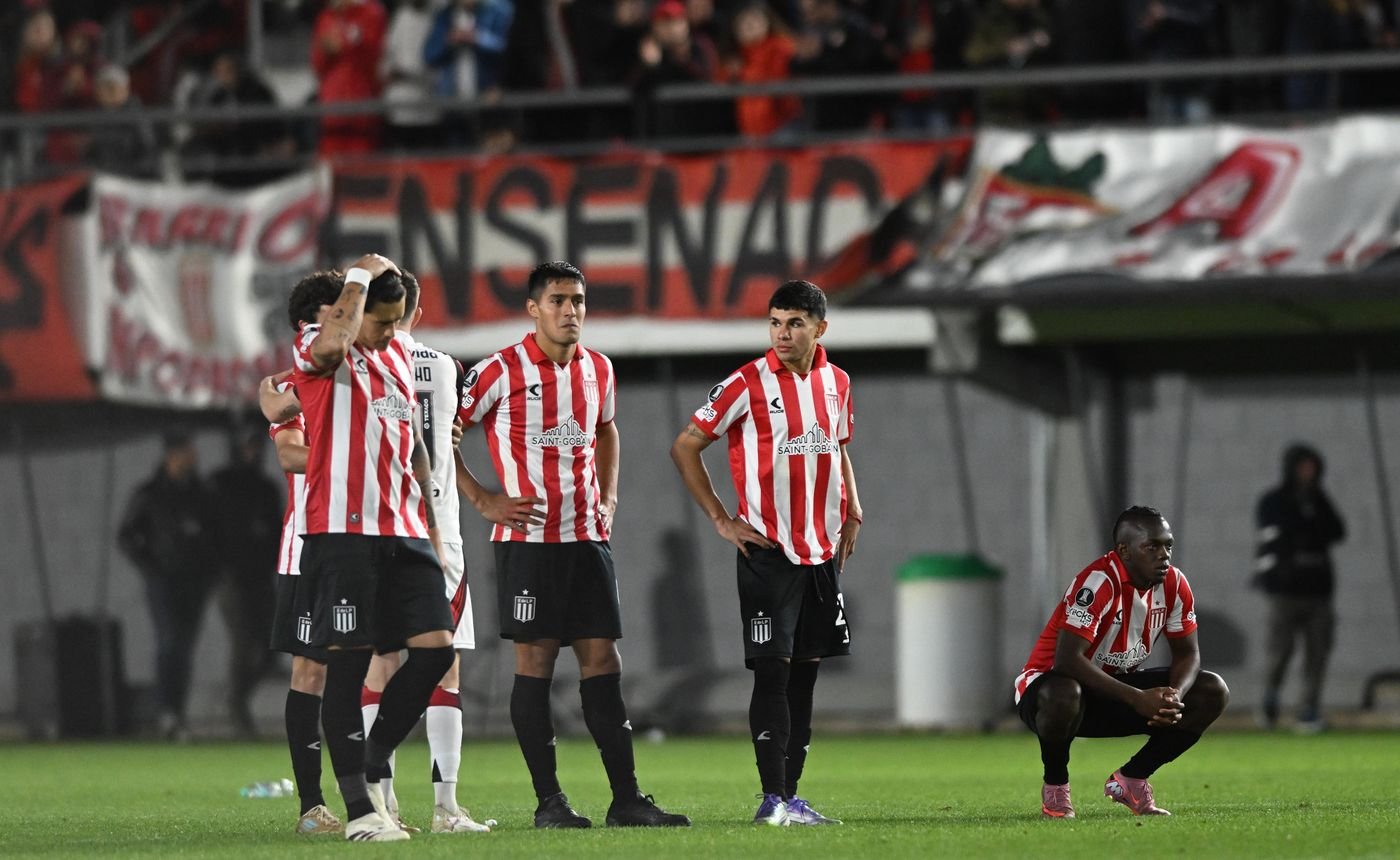 Estudiantes batalló, rozó la épica y cayó de pie
