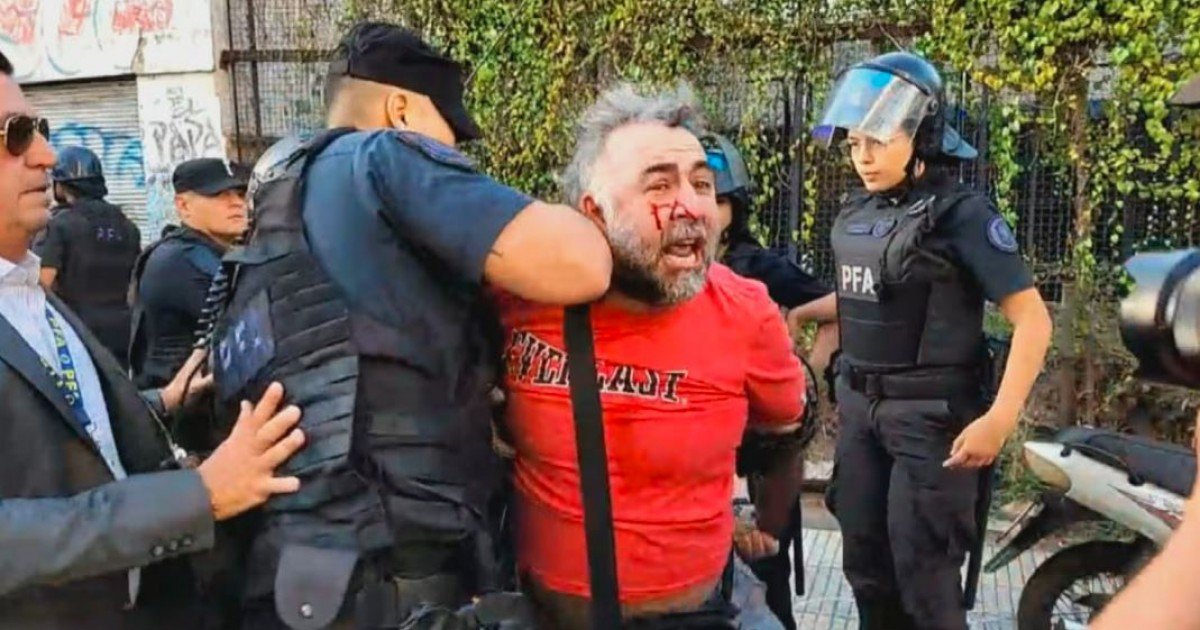 Violenta agresi&oacute;n de la Polic&iacute;a Federal a un camar&oacute;grafo en el Congreso