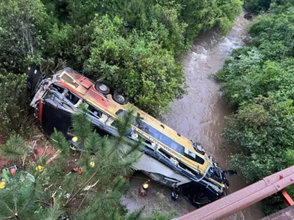 Tragedia: ocho fallecidos y 29 heridos tras el choque entre un colectivo y un auto