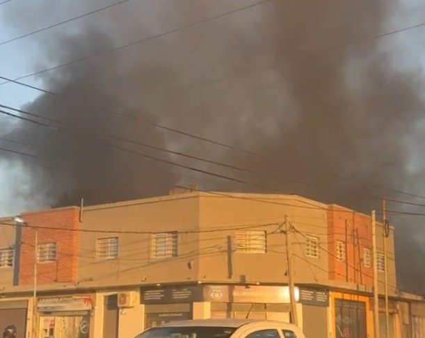 Incendio en un depósito de sanitarios en La Plata: pérdidas totales y una cuadra cortada