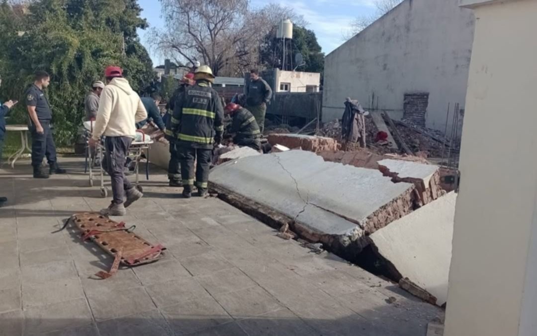 Brutal accidente en Hernández: cayó una pared y dos obreros resultaron heridos