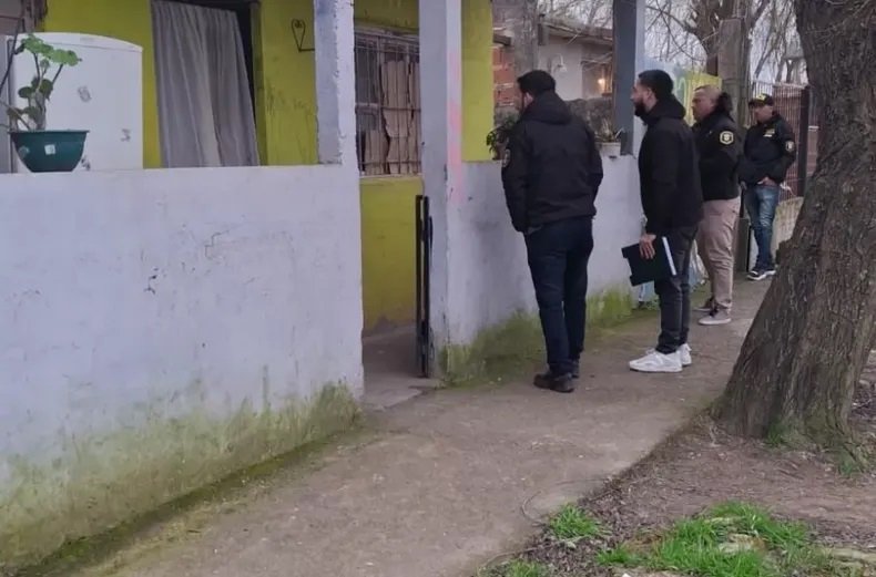 Allanaron la casa de la madre del femicida y encontraron dos armas
