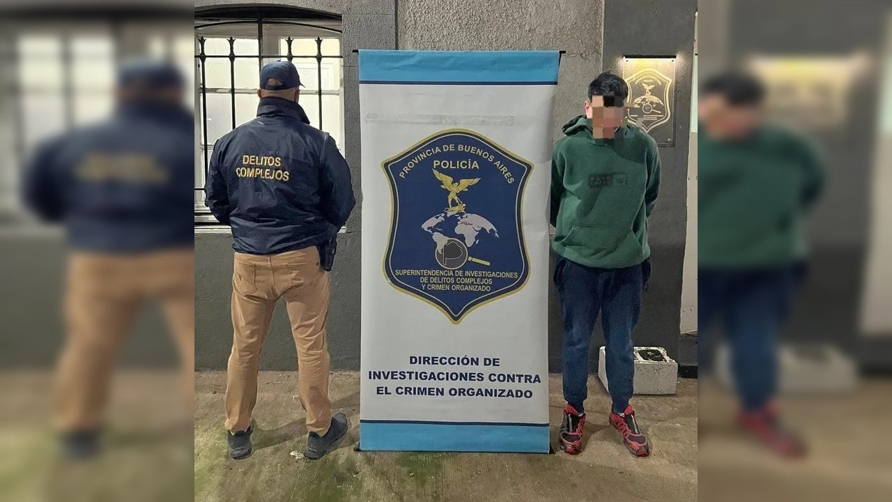 Proxeneta le tatuó a la fuerza sus iniciales a una joven que obligaba a prostituirse