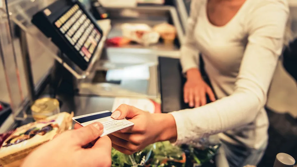 Era Milei: casi la mitad de los argentinos se endeuda para comer